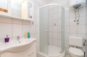 Appartement Standard, 1 chambre, terrasse (A1) | Salle de bain | Douche, séchoir à cheveux, serviettes fournies