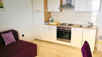 Classic Apartment, 1 Bedroom, Sea View (A3) | Área de estar | TV de tela plana