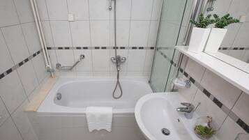 Ducha, secador de pelo, toallas
