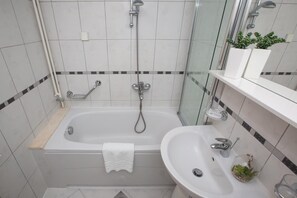 Douche, sèche-cheveux, serviettes fournies