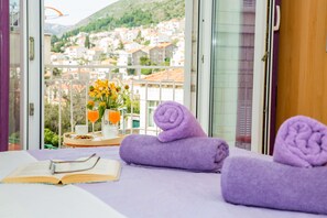 Standard-Apartment, 1 Schlafzimmer, Balkon | Wohnbereich | Fernseher