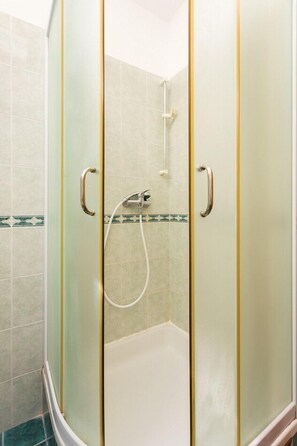 Departamento estándar, 1 habitación, Terraza | Baño | Regadera, secadora de cabello, toallas, papel de baño