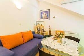 Iron/ironing board, free WiFi, bed sheets