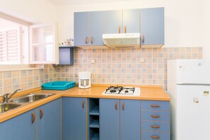 Refrigerador con freezer, placa de cocina, utensilios de cocina