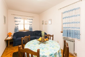 Standard-Apartment, 2 Schlafzimmer, Balkon, Meerblick | Wohnzimmer