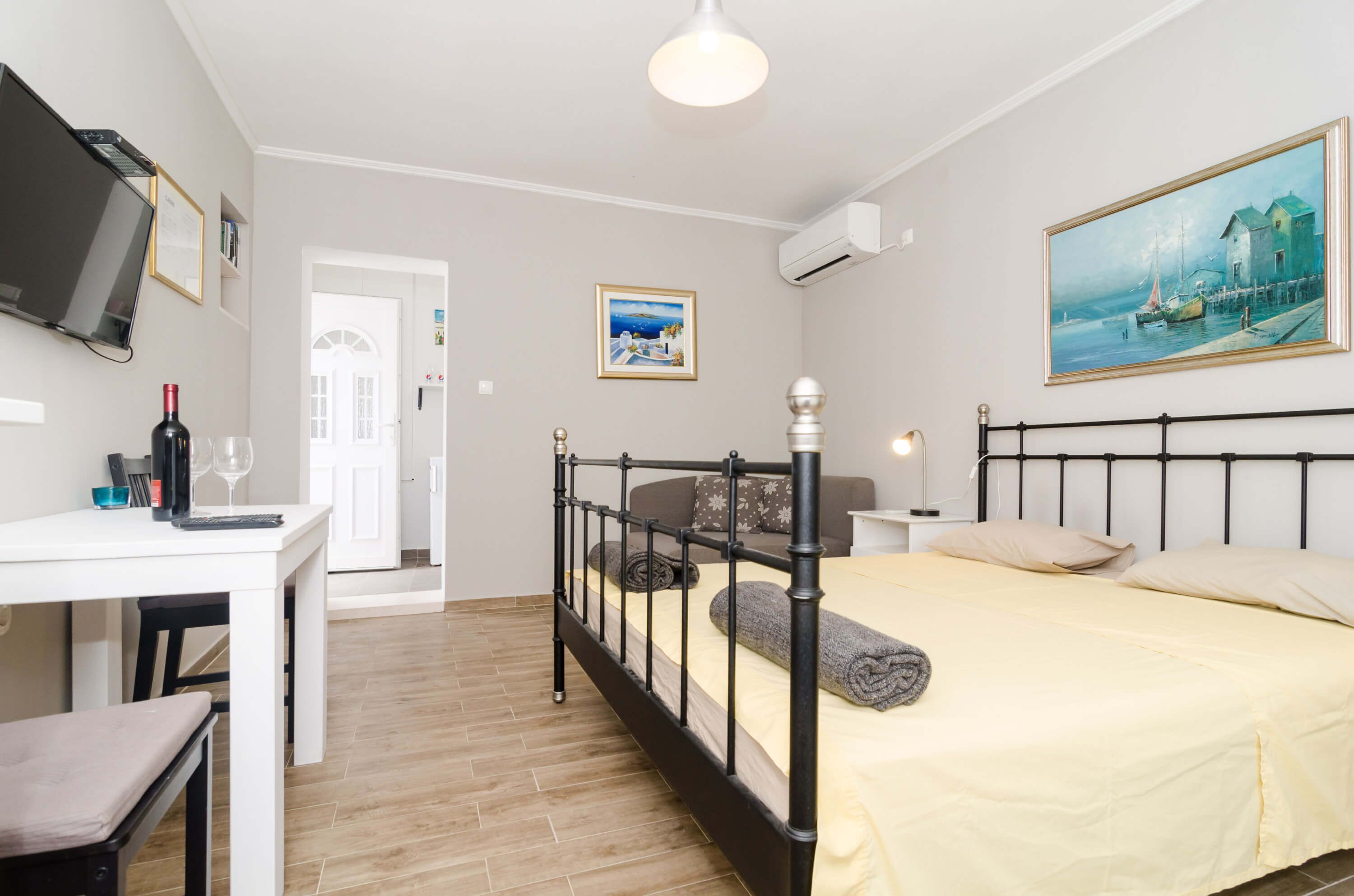 Studio, 1 Queen Bed, Patio | Free WiFi, bed sheets