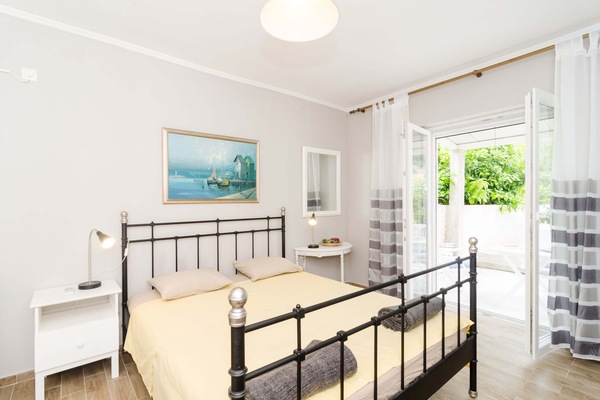 Studio, 1 Queen Bed, Patio | Private kitchen | Fridge, stovetop, electric kettle, cookware/dishes/utensils