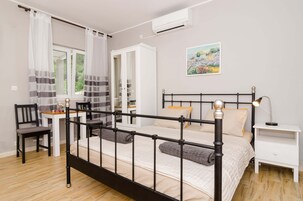 Apartamento standard, 1 quarto, varanda | Área de estar | TV de tela plana