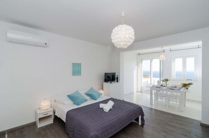 Standard Apartment, 1 Bedroom, Balcony, Sea View | Living room