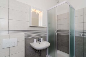 Studio, 2 Single Beds, Balcony, Sea View | Bathroom