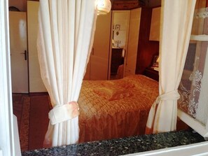 Quarto básico, 1 quarto (Shared Terrace) | Wi-Fi de cortesia, roupa de cama