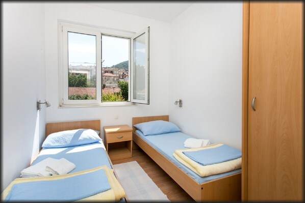 Appartement Standard, 2 chambres, terrasse | Fer et planche à repasser, Wi-Fi gratuit, draps fournis