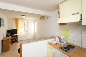 Appartement Standard, 1 chambre, terrasse | Cuisine privée | Réfrigérateur, plaque de cuisson, bouilloire électrique