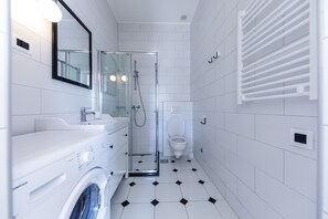 Estudio Confort, 1 cama matrimonial, balcón | Baño | Regadera, amenidades de baño gratuitas, secadora de cabello, toallas 