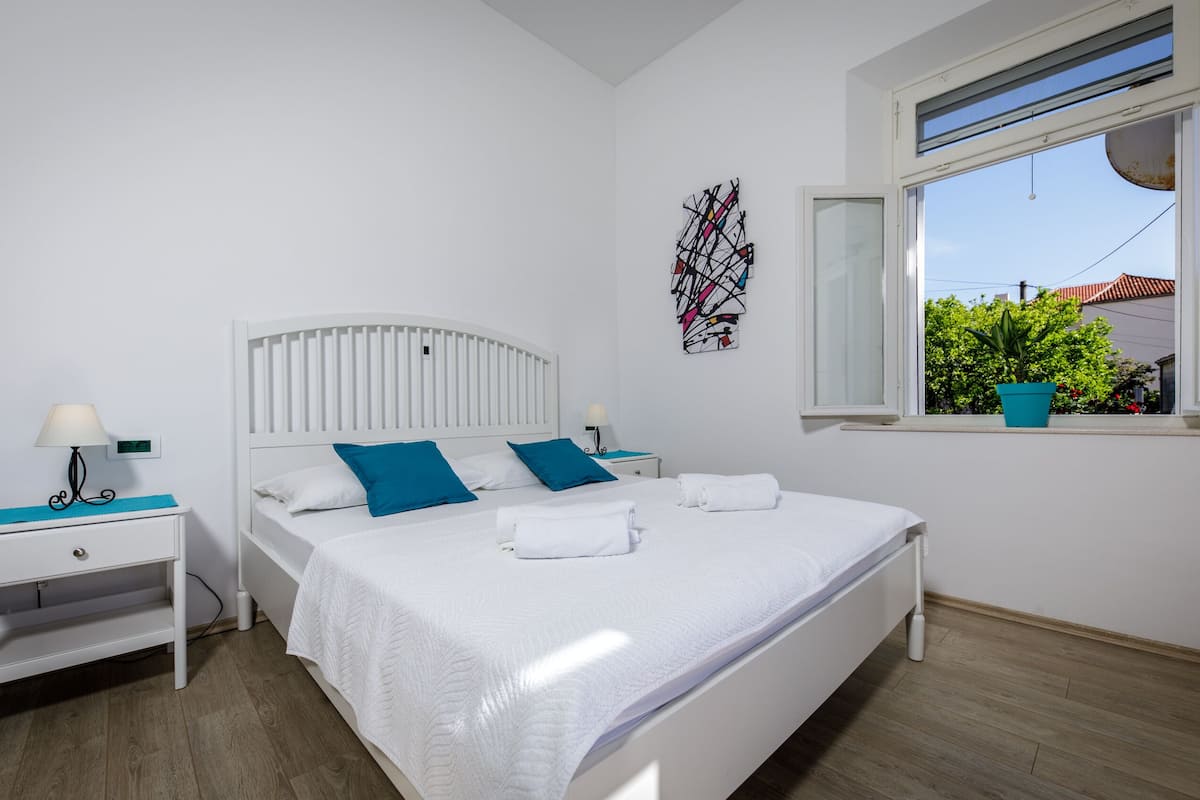Estúdio conforto, 1 cama de casal, sacada | Ferros/tábuas de passar roupa, Wi-Fi de cortesia, roupa de cama