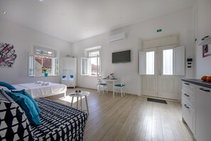 Comfort-studio, 1 parisänky, parveke | Silitysrauta/-lauta, ilmainen Wi-Fi, vuodevaatteet
