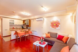 Apartamento Confort, 1 habitación, terraza | Zona de estar | Una televisión LCD