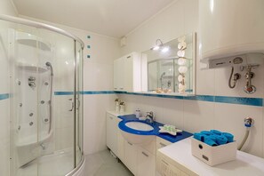 Comfort Apartment, 1 Bedroom, Terrace | Bathroom | Free toiletries, hair dryer, towels