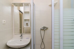 Studio Standard, 1 lit double, balcon | Salle de bain