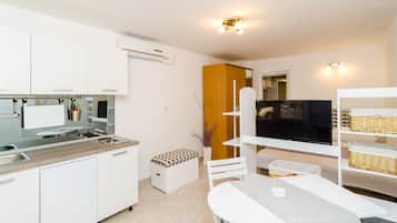 Estúdio standard, 1 cama de casal | Área de estar | TV