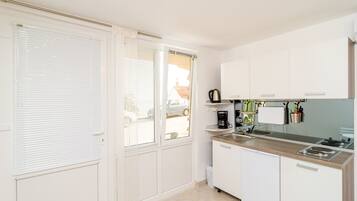 Estúdio standard, 1 cama de casal | Cozinha privada | Geladeira, cooktop, chaleira elétrica