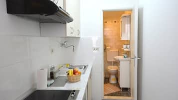 Estúdio standard, 1 cama de casal | Cozinha americana privada | Geladeira, chaleira elétrica