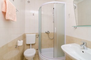 Standard Apartment, 1 Bedroom, Balcony, Sea View | Bathroom