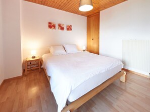 4 bedrooms, free WiFi - Lovely apartment in villa for 8 guests with WIFI, TV, terrace and pets allowed (Les Collons)