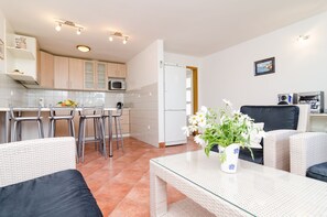 Standard-Maisonette, 2 Schlafzimmer, Balkon, Meerblick | Wohnbereich | Fernseher