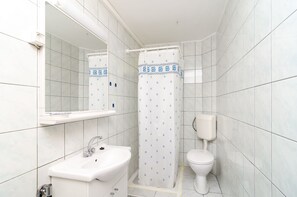 Departamento estándar, 2 habitaciones, balcón, vista al mar | Baño | Secadora de cabello y toallas 