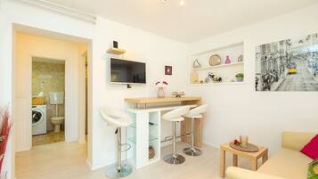 Departamento estándar, 2 habitaciones, Terraza, vista al mar | Área de sala de estar | Televisión