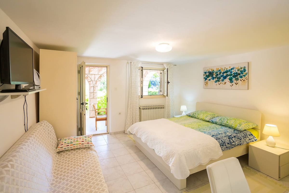 Standaard studio, 1 tweepersoonsbed, terras, uitzicht op zee | Gratis wifi, beddengoed