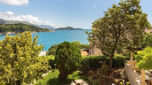 Une vue sur la côte, avec un jardin et un bâtiment.