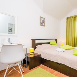 Escritorio, wifi gratis y ropa de cama 