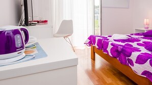 Escritorio, wifi gratis y ropa de cama 