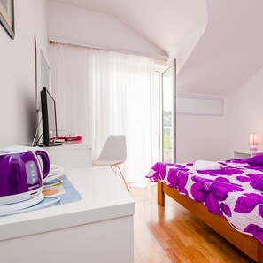 Quarto casal standard, 1 cama de casal, sacada | Escrivaninha, Wi-Fi de cortesia, roupa de cama