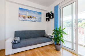 Apartment, 1 Schlafzimmer, Balkon, Meerblick | Wohnbereich | Fernseher