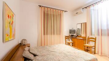 Eenvoudige tweepersoonskamer, 1 tweepersoonsbed (Private External Bathroom) | Gratis wifi, beddengoed