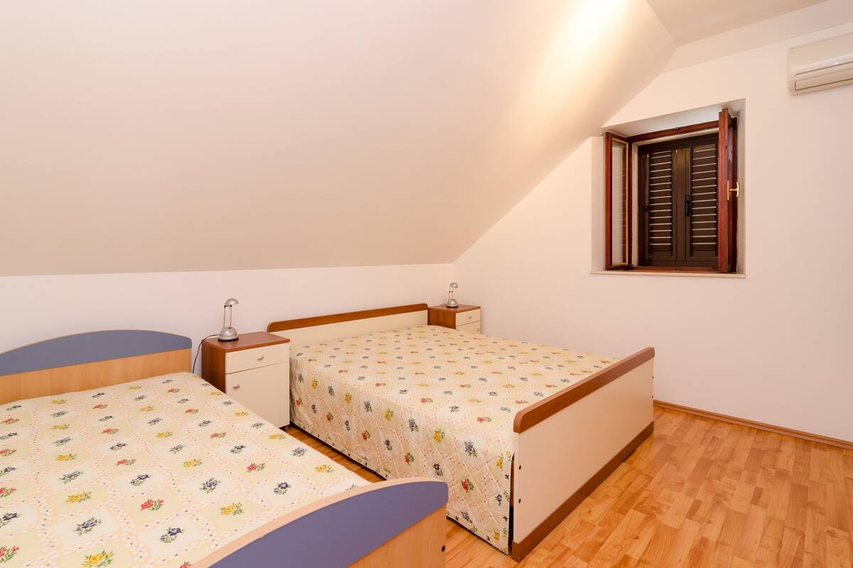 Basic Triple Room, Multiple Beds (Private External Bathroom) | WiFi (free), bed sheets
