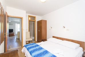 Standard Apartment, 2 Bedrooms, Balcony, Sea View | 2 sovrum, gratis wi-fi och sängkläder