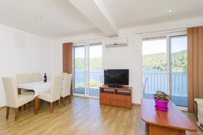 Standard Apartment, 2 Bedrooms, Balcony, Sea View | บริเวณนั่งเล่น | ทีวีจอแบน