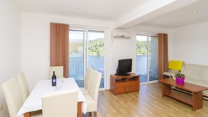 Standard Apartment, 2 Bedrooms, Balcony, Sea View | Khu phòng khách