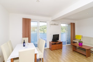 Standard Apartment, 2 Bedrooms, Balcony, Sea View | Área de estar | TV de tela plana