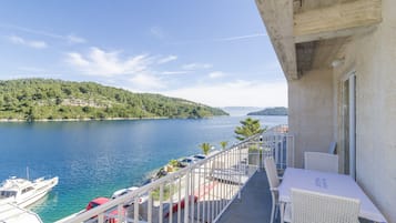 Standard Apartment, 2 Bedrooms, Balcony, Sea View | Quang cảnh mặt nước