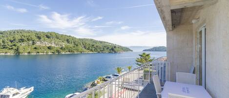 Standard Apartment, 2 Bedrooms, Balcony, Sea View | Vista al agua