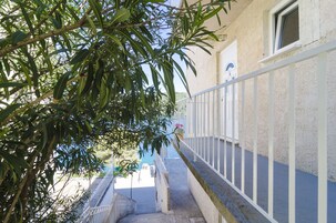 Standard Apartment, 2 Bedrooms, Balcony, Sea View | 2 quartos, Wi-Fi de cortesia, roupa de cama