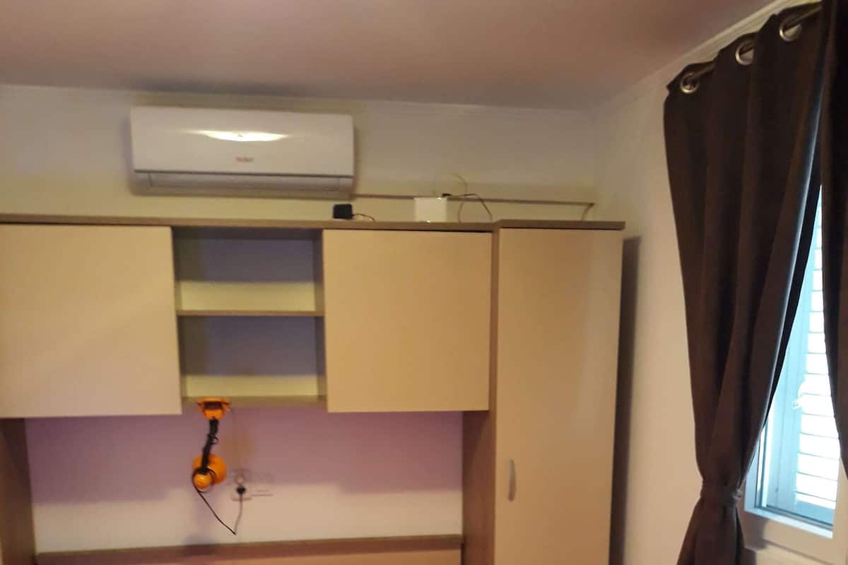 1 bedroom, bed sheets