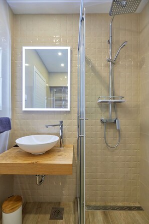 Appartement Supérieur, 2 chambres, vue mer | Salle de bain | Douche, articles de toilette gratuits, sèche-cheveux