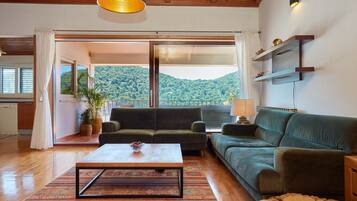 Superior Apartment, 2 Bedrooms, Sea View | Free WiFi, bed sheets