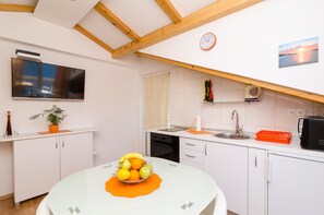 Departamento estándar, 1 habitación, balcón, vista al mar | Cocina privada | Refrigerador, parrilla de estufa y tetera eléctrica 